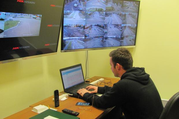 Безперервне життя міста в реальному часі відстежують позмінно чотири диспетчери | Фото: прес-служба Долинської міської р