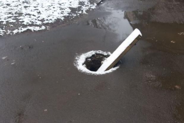 На вулиці Каракая у Калуші посеред дороги утворилася чимала діра | Фото: Костя Федюнін/Facebook