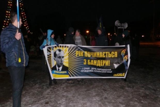 Прихильники чи не найпопулярнішого провідника УПА почали збиратися на головному майдані Хмельницького.  | Фото: khm.depo