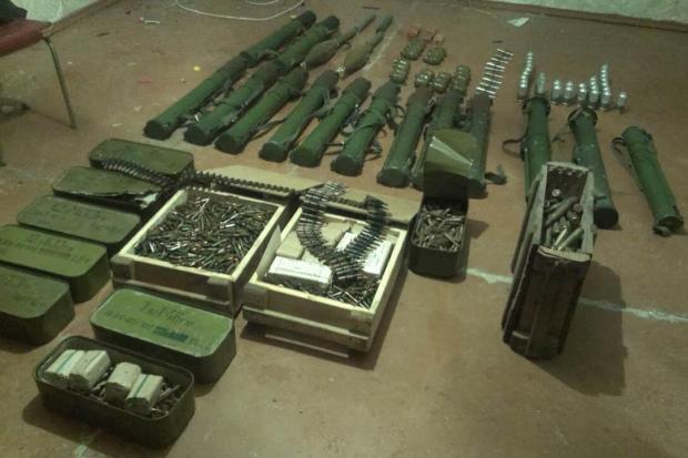 Оперативники спецслужби вилучили зі схрону чотирнадцять гранатометів та понад сім тисяч набоїв різного калібру | Фото: п
