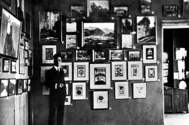 Павло Ковжун біля експозиції своїх творів на виставці ГДУМ, Львів 1923 р. | Фото: Павло Ковжун. Творча спадщина художник