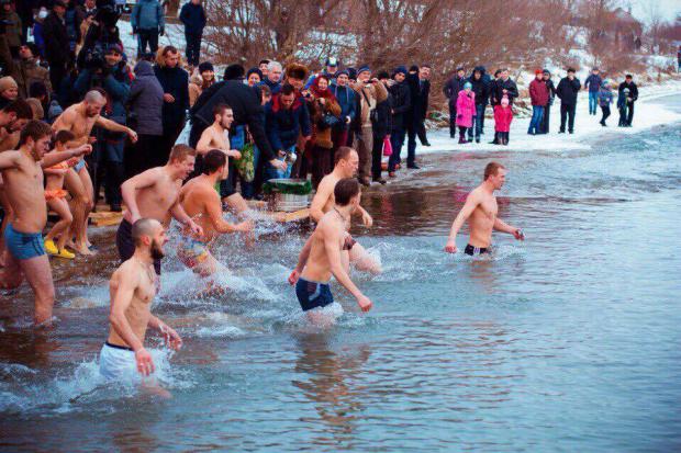 З собою потрібно мати теплий одяг та великий рушник. Організатори закликають також брати з собою термоси з чаєм
