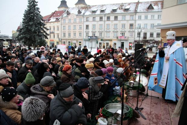Відслуживши божественні літургії у храмах міста, священнослужителі здійснили символічний релігійний обряд на площі Ринок