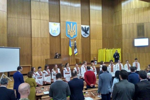 Одразу три співочі колективи відали депутатів зі святом