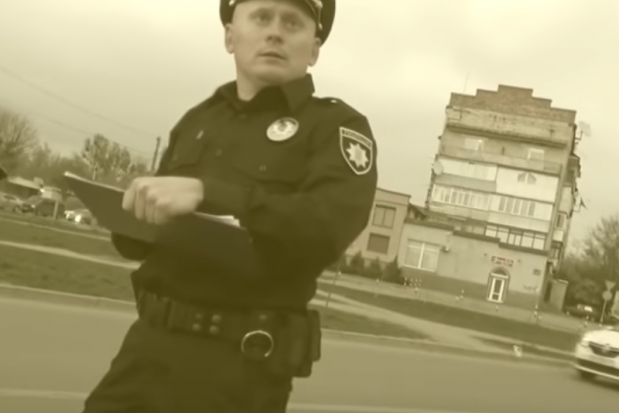 &laquo;Дорожній контроль&raquo; поскаржився патрульній поліції Франківська на їхнього працівника-хабарника | Фото: repor