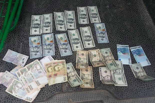 За ці кошти посадовці обіцяли вирішити питання щодо виділення земельної ділянки площею 2 га.
