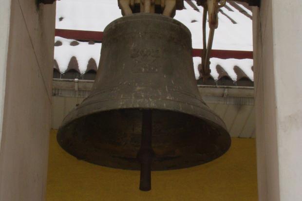 Цікавий напис на дзвоні:"Маріє, мати Божа, поможи нам у всякій негоді і відверни від нас заразу, голод, війну і наг