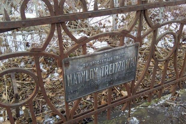 Активісти розшукують могили відомих калушан на старому цвинтарі, паралельно розчищаючи їх від зарослів | Фото: Василь Фі