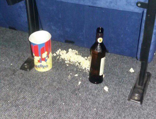 На свтілинах видно не тільки попкорн, але і пляшки з-під пива