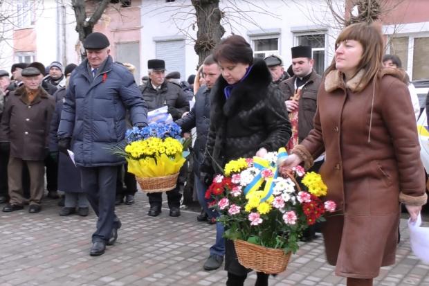 Під час віча священики відправили панахиду, а присутні помолилися за земляка-героя, поклавши до пам'ятної дошки кві