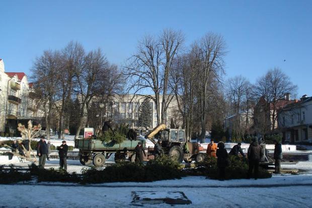 Ялинку на площі Героїв уже демонтували | Фото: Тамара Олійник