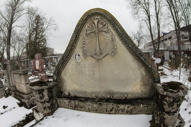 Тепер цвинтар мертвий: в 70-х сюди заборонили підселятись | Фото: Ростислав Шпук