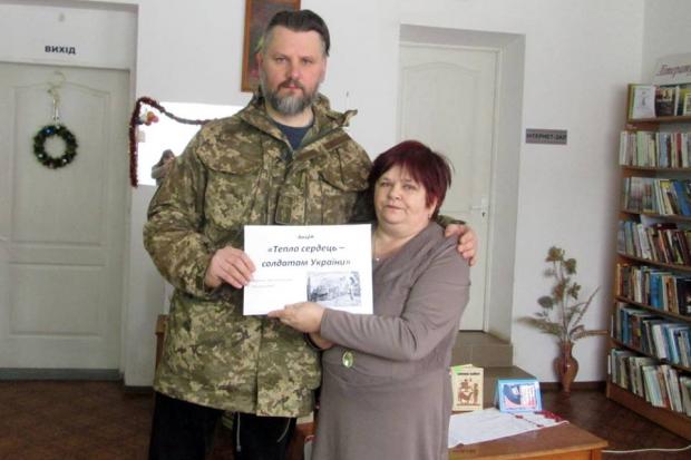 Святкові листівки, які калушани виготовляли для учасників АТО, передадуть біцям 36-ї бригади морської піхоти. 

 | Фото: