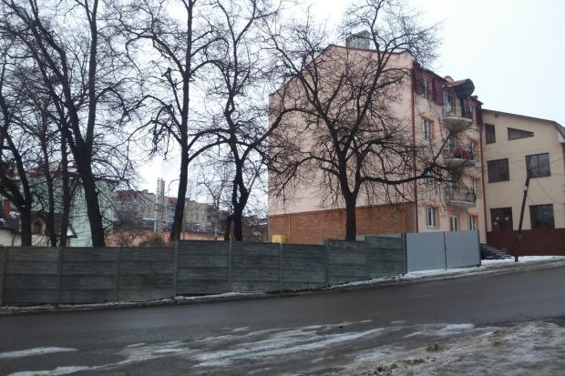 За встановлення огорожі без відповідних дозволів інспектори з благоустрою склали припис | Фото: Калуш Урбаністичний