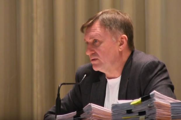 Міський голова Ігор Матвійчук дає виступити всім бажаючим пенсіонерам