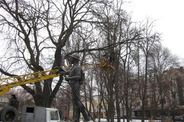 В Івано-Франківську демонтують &ldquo;метеоритний дощ&rdquo; | Фото: versii.if.uа