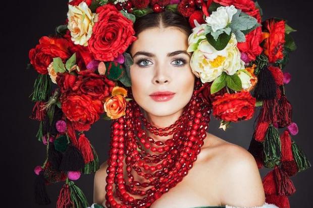 Костюм Олени Сподинюк називається "Квітуча Україна" та важить аж 25 кілограмів