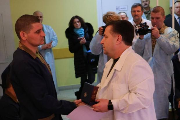 Андрій Семанюк 11 січня одержав вогнепальне осколкове сліпе поранення правої гомілки та підколінної ділянки правої ноги 