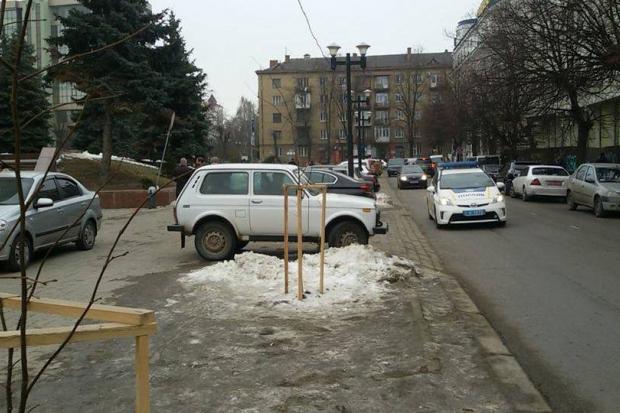 У Франківську неадекватний водій погрожував журналісту пістолетом. 