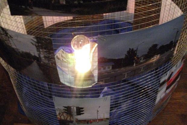 Для оформлення експозиції були використані роботи Сергія Онищенка (індустріальні пейзажі) та і фотоархів краєзнавчого му