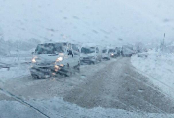 Користувачі соцмереж попереджають, що дорога поблизу Боднарова дуже слизька та нечищена.
 | Фото: AutoLife IF