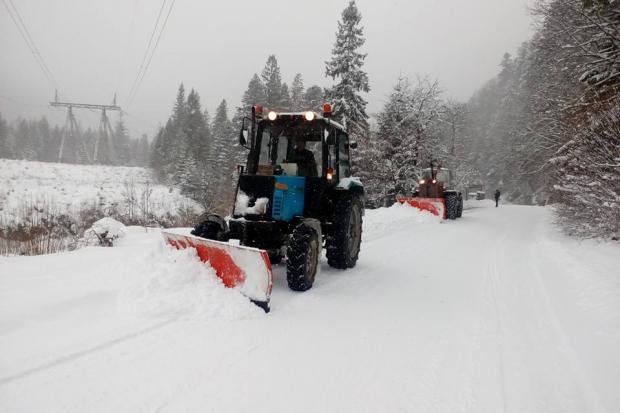 Через інтенсивні снігопади на окремих ділянках утворився сніговий накат і ожеледь. | Фото: Василь Буджак