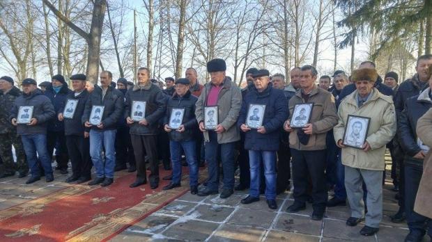 Священослужителі різних конфесій відслужили поминальну панахиду. Опісля всі присутні по тричі помолилися | Фото: visti-k