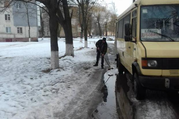 Водій використовує для миття автобуса воду з калабані