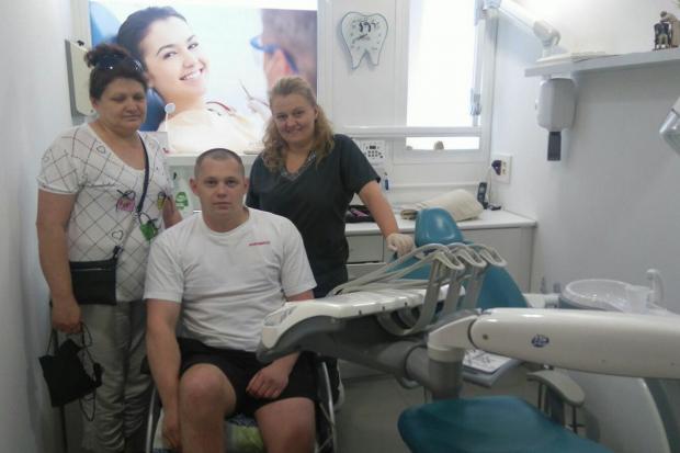 Олег Івахнюк з мамою (зліва)