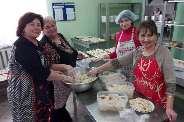 Вчителі ЗОШ №11 приєдналися до акції "Вареники для АТО" | Фото: Юрій Барна