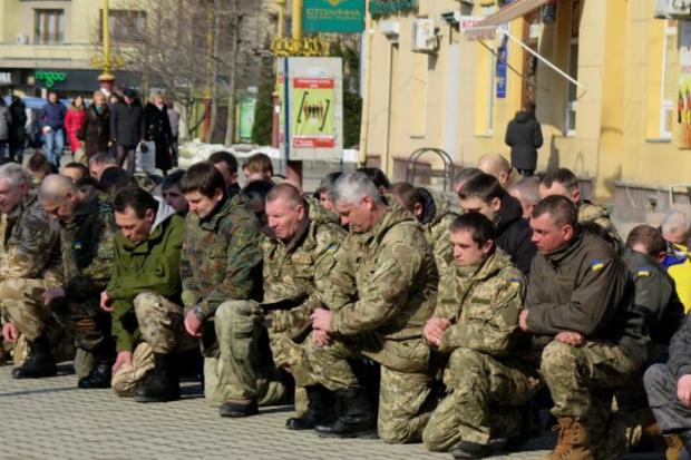 Близько двох сотень учасників АТО в Івано-Франківську вшанували пам'ять загиблих на Дебальцевському плацдармі | Фот