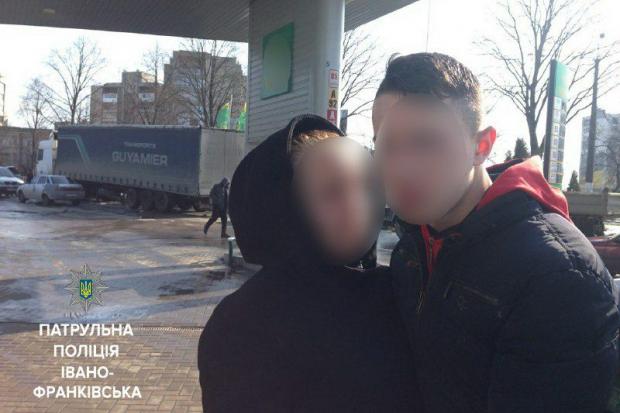 Франківські патрульні затримали хлопця, який хуліганив на автозаправці
 | Фото: Патрульна поліція Івано-Франківська