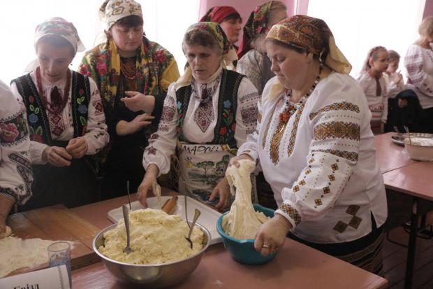 "Ми за бійців молимось, переживаєм, просимо Бога, щоб вони повернулись додому живими і здоровими", &mdash; каж