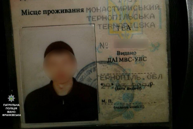Франківські патрульні виявили посвідчення водія "з майбутнього"
 | Фото: Патрульна поліція Івано-Франківська