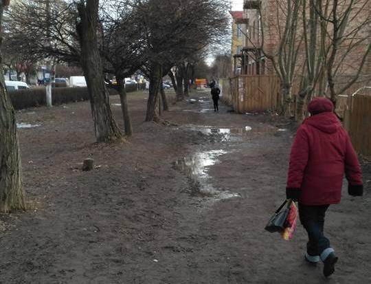 Пішохідна доріжка на головній вулиці Калуша перетворилася у суцільну багнюку