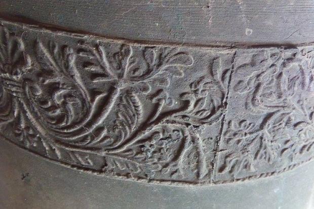 Дзвони у селі Верхня прикрашені круговими орнаментами квіткових мотивів