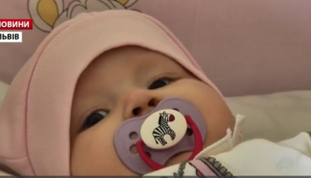 Крихітна дівчинка потребує термінової операції