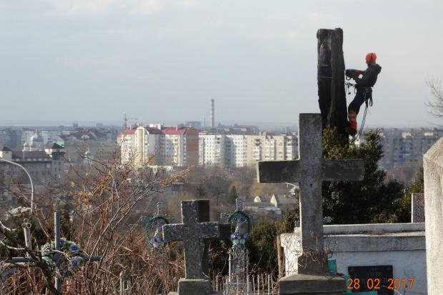 Неймовірна робота верхолаза і краєвид Калуша | Фото: Віктор Павлів