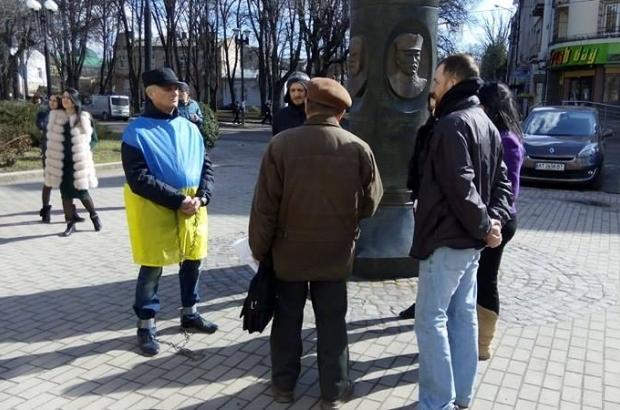 Чоловік сподівається, що його акція нагадає суддям, що "Бог є, все бачить і чує і обов'язково всіх покличе до 