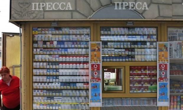 Згідно з результатами дослідження, під сигарети віддають половину вітрини у кіосках 