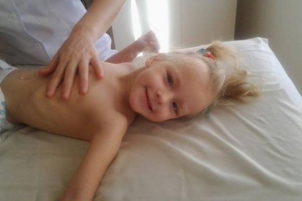 Після 17-ти курсів реабілітації Настуся зробила перші кроки, тримаючись за опору