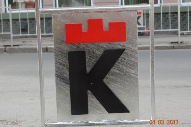 У Калуші продовжують встановлювати шляхове огородження перильного типу з візуальним логотипом міста | Фото: Віктор Павлі