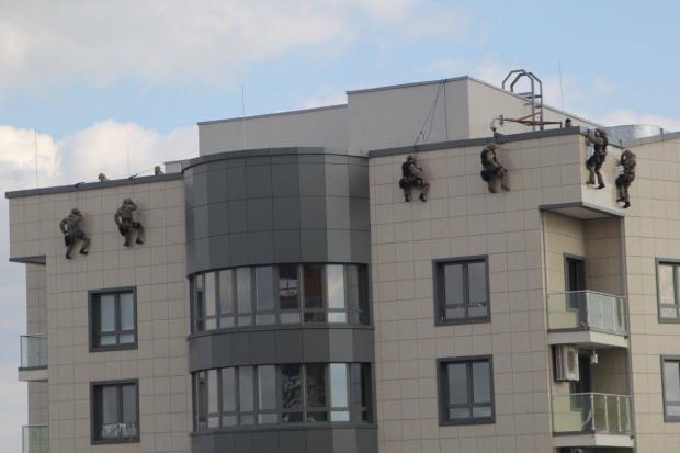 Свої здібності, набуті під час виснажливих тренувань, бійці продемонстрували на висоті 80 метрів в одній з висоток столи