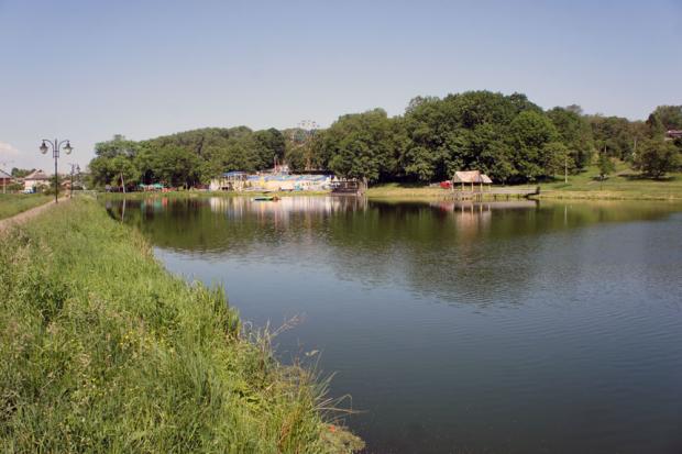 Ілюстрація. Береги озера у парку планують поприбирати