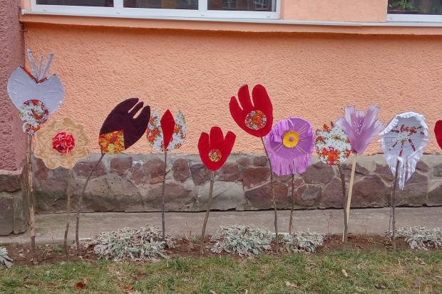 "Квіти" для калушанок "розцвіли" біля виставкової зали | Фото: Музейно - виставковий центр м. Калуша