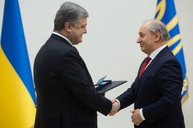 Вітаючи Івана Малковича, президент зазначив, що він його давній друг, а збірка "Подорожник з новими віршами" з