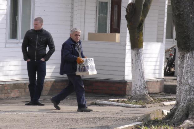 З одного з кабінетів таки винесли чотири ящики горілки 