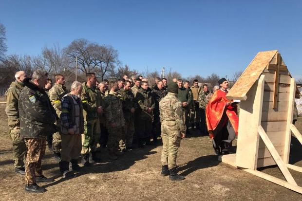 Ветерани АТО звели у Бахмуті не тільки редут, але і капличку | Фото: Любомир Андріїв