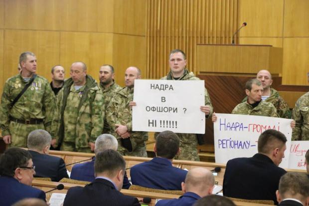 На початку сесії учасники АТО з Яремчанщини виступили проти цієї фірми  | Фото: прес-служба партії "ВОЛЯ"