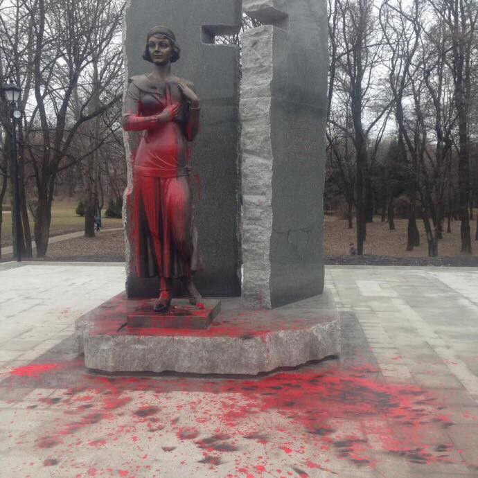 Невідомі особи червоною фарбою облили пам'ятник відомій учасниці українського визвольного руху | Фото: Мінкультури